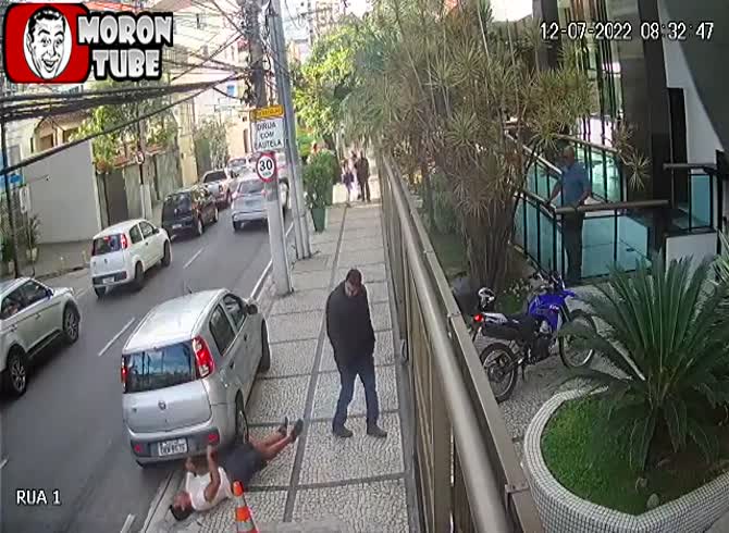 Video :During a dispute, the Uber driver was forcibly knocked unconscious